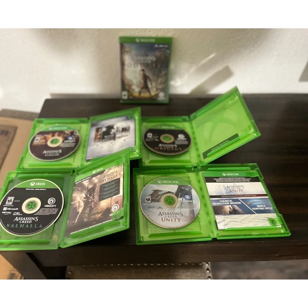 Microsoft Xbox One Console Holiday Bundle 2 Controllers 5 Assassin's Creed Games